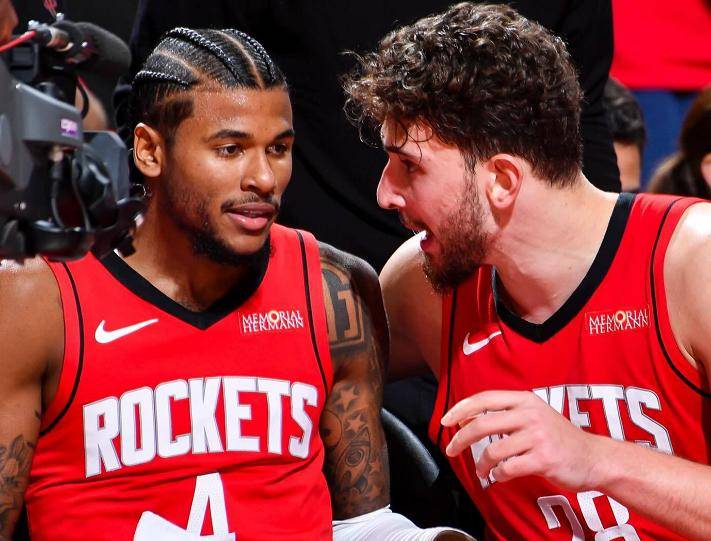 包含Scout连续十场比赛得分超过势不可挡，掘金挑战极限！的词条