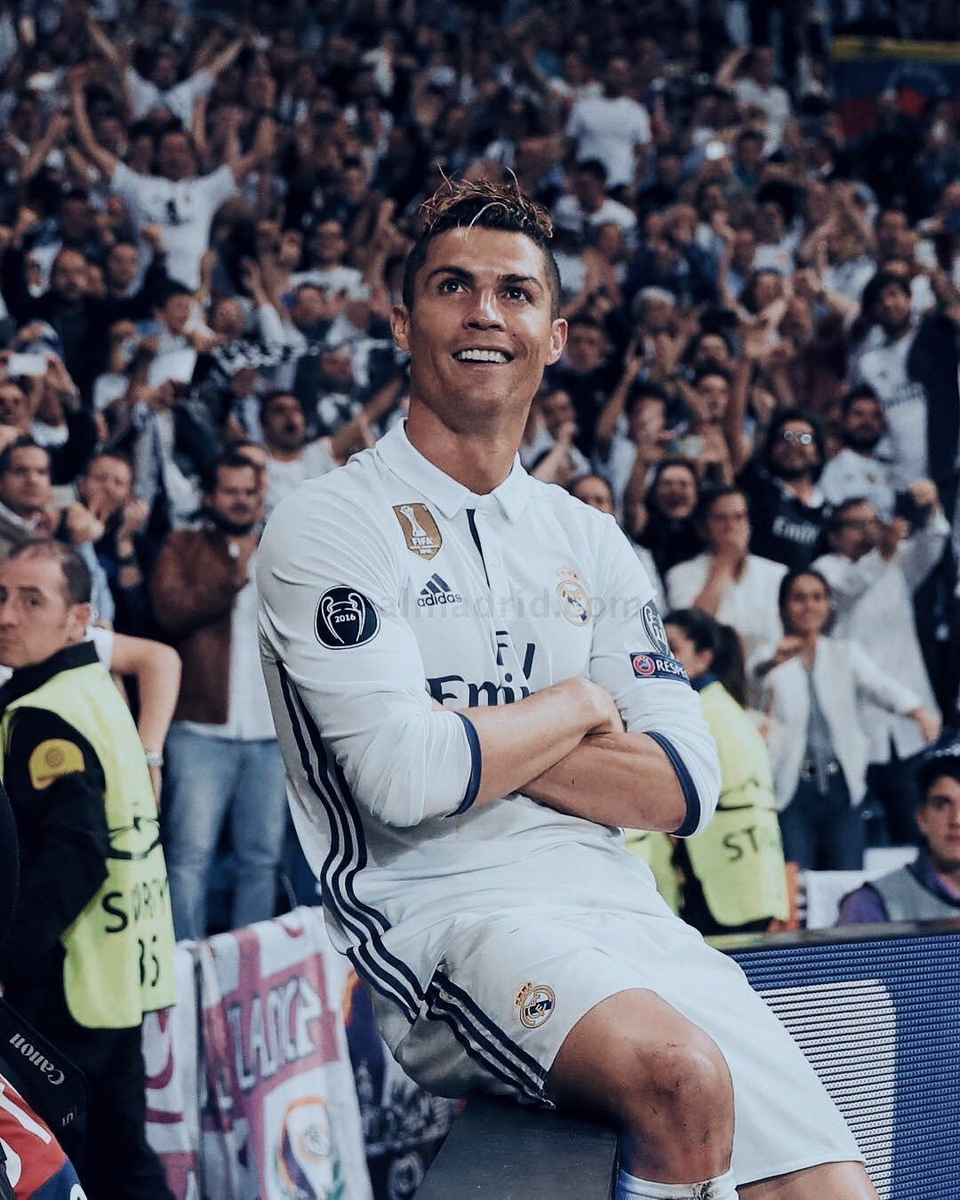 C罗在曼联比赛中关键助攻，逆转引发热议！