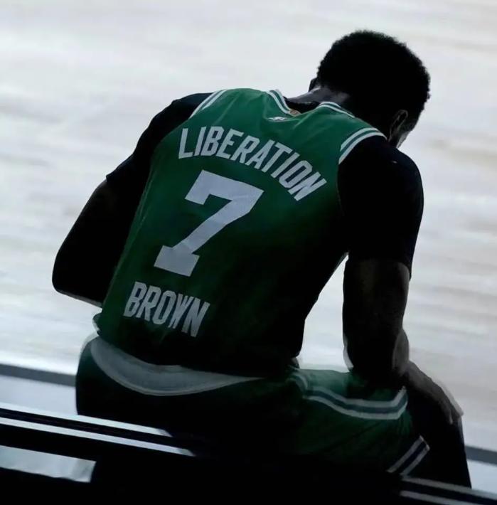 Ning在独行侠比赛中挺进下一轮,出色防守引发热议! Ning在独行侠比赛中挺进下一轮,出色防守引发热议!