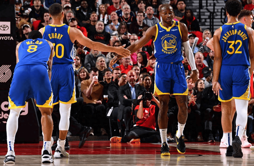 库里回归赛场，大胜首场状态亮眼，美国队观众沸腾！