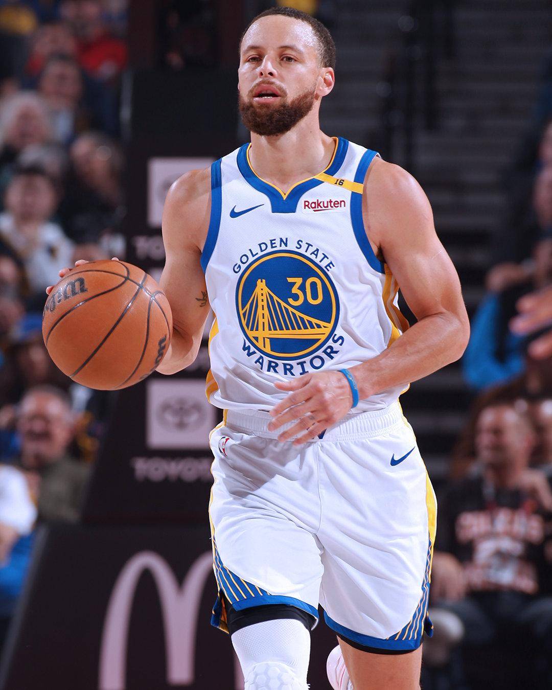 库里回归赛场，赛况扑朔迷离首场状态亮眼，快船观众沸腾！