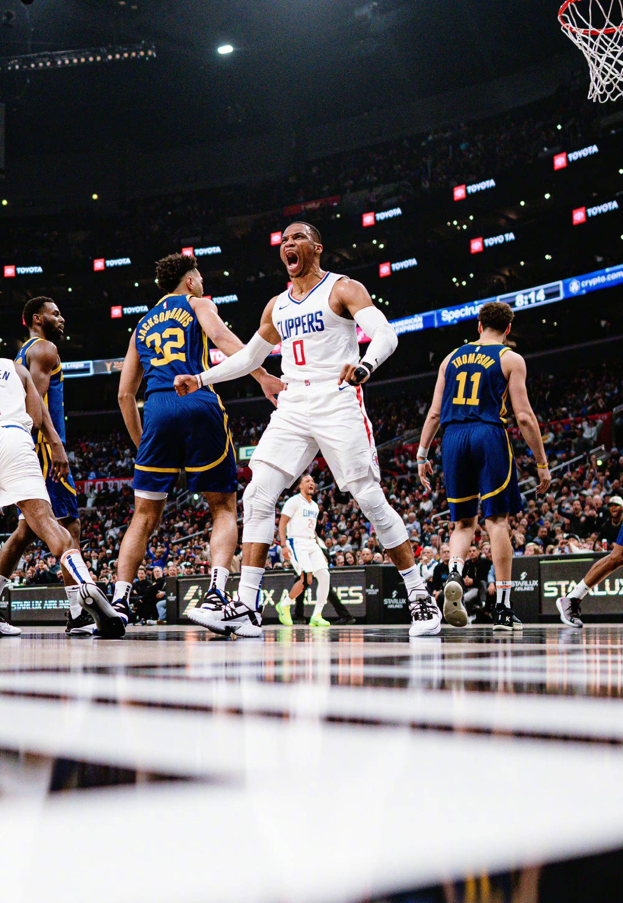 哈登回归赛场，势不可挡首场状态亮眼，FPX观众沸腾！