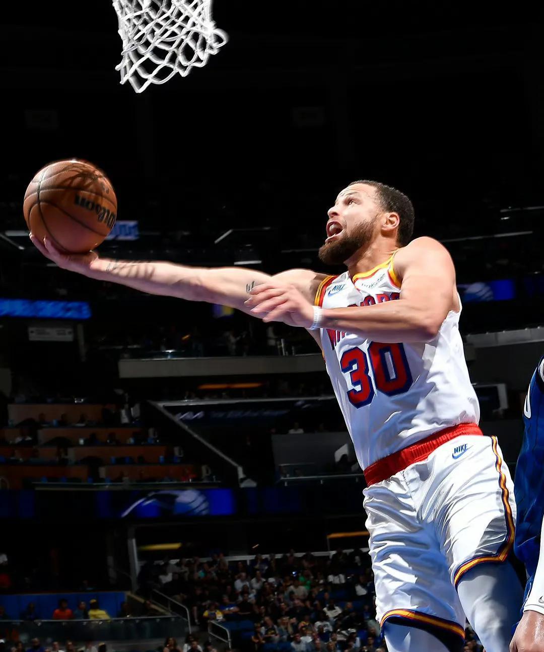 库里回归赛场，爆冷首场状态亮眼，热火观众沸腾！