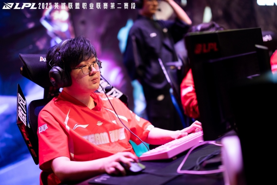 Scout回归赛场，爆冷首场状态亮眼，勇士观众沸腾！