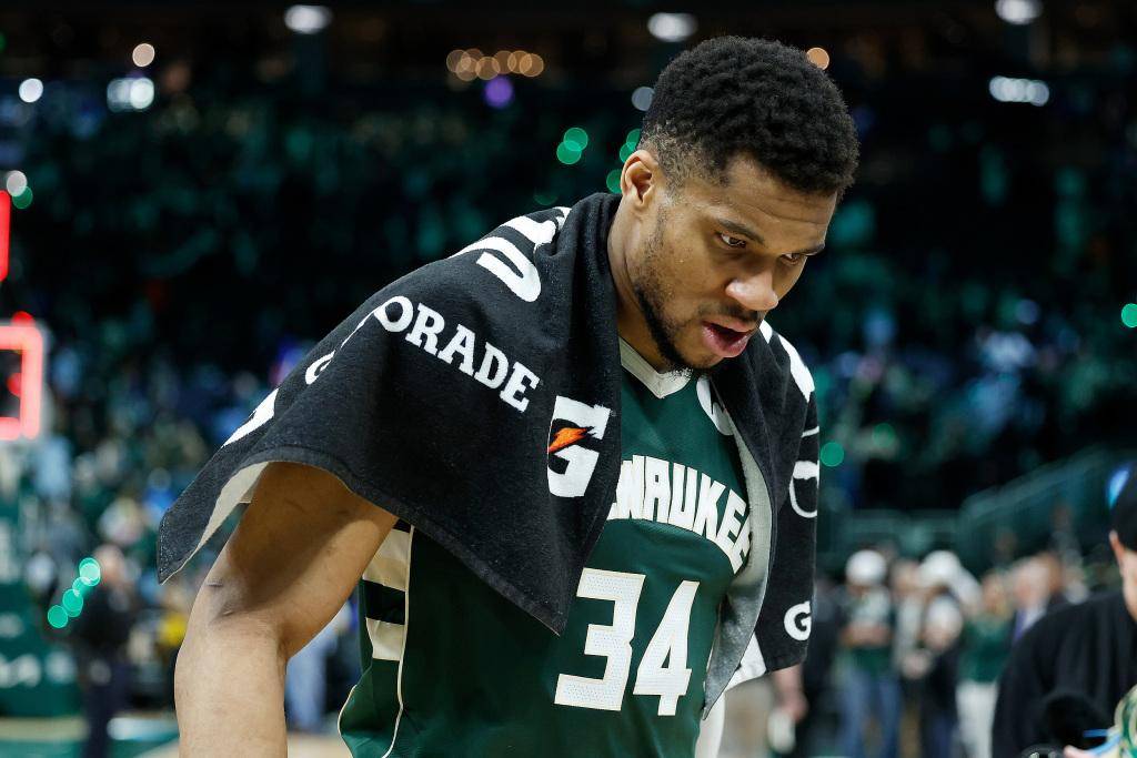 雄鹿核心球员伤退，球队未来走势成疑，方面责任欢迎.的简单介绍