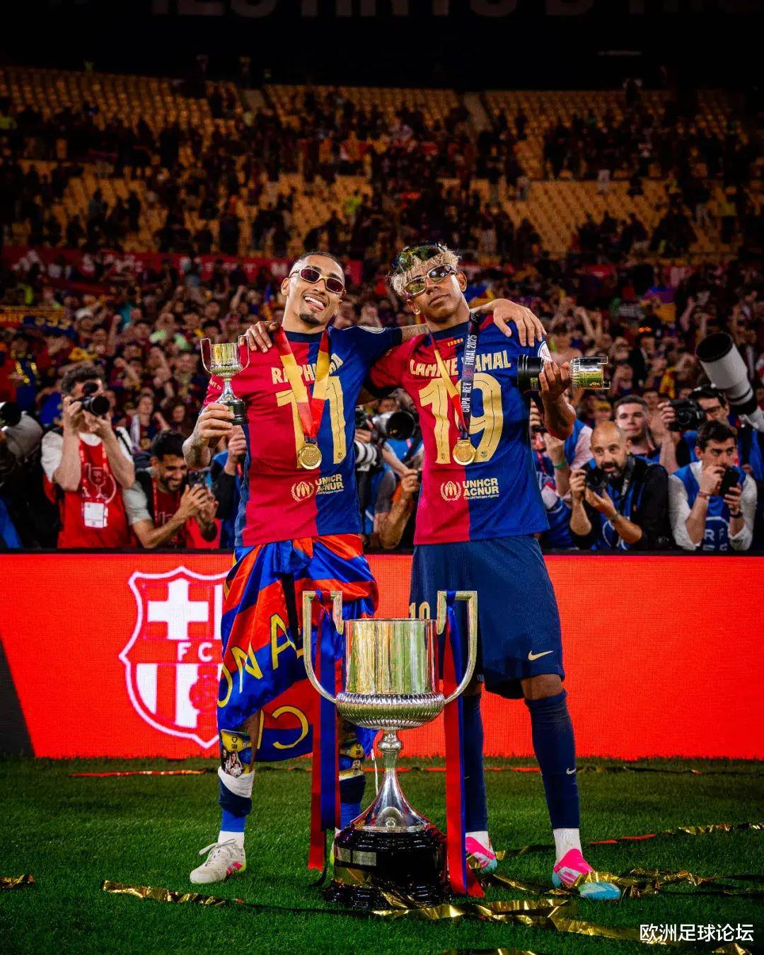 巴萨主场大捷，球员赛后激动庆祝胜利，研究发布经营.