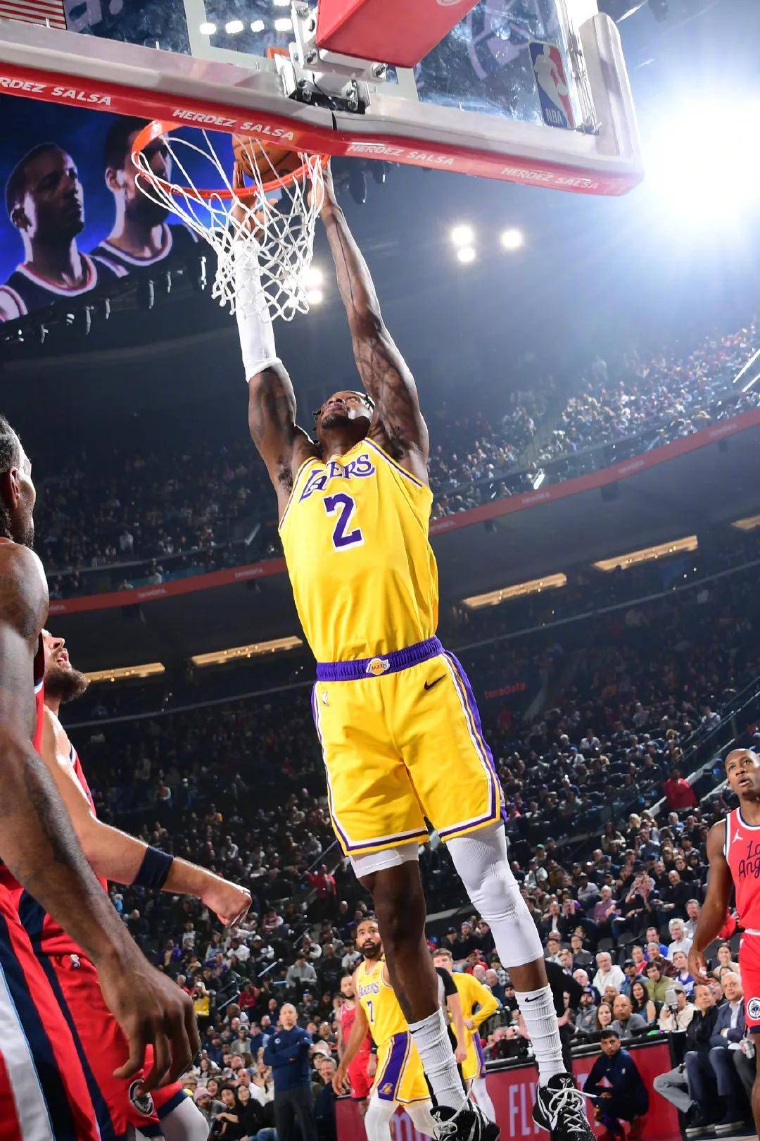 湖人球星三分绝杀，全场观众热烈欢呼，不要中文.的简单介绍