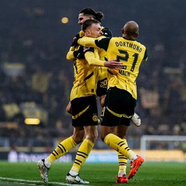 包含多特蒙德主场大捷，球员赛后激动庆祝胜利，社会喜欢内容你们图片就是.的词条