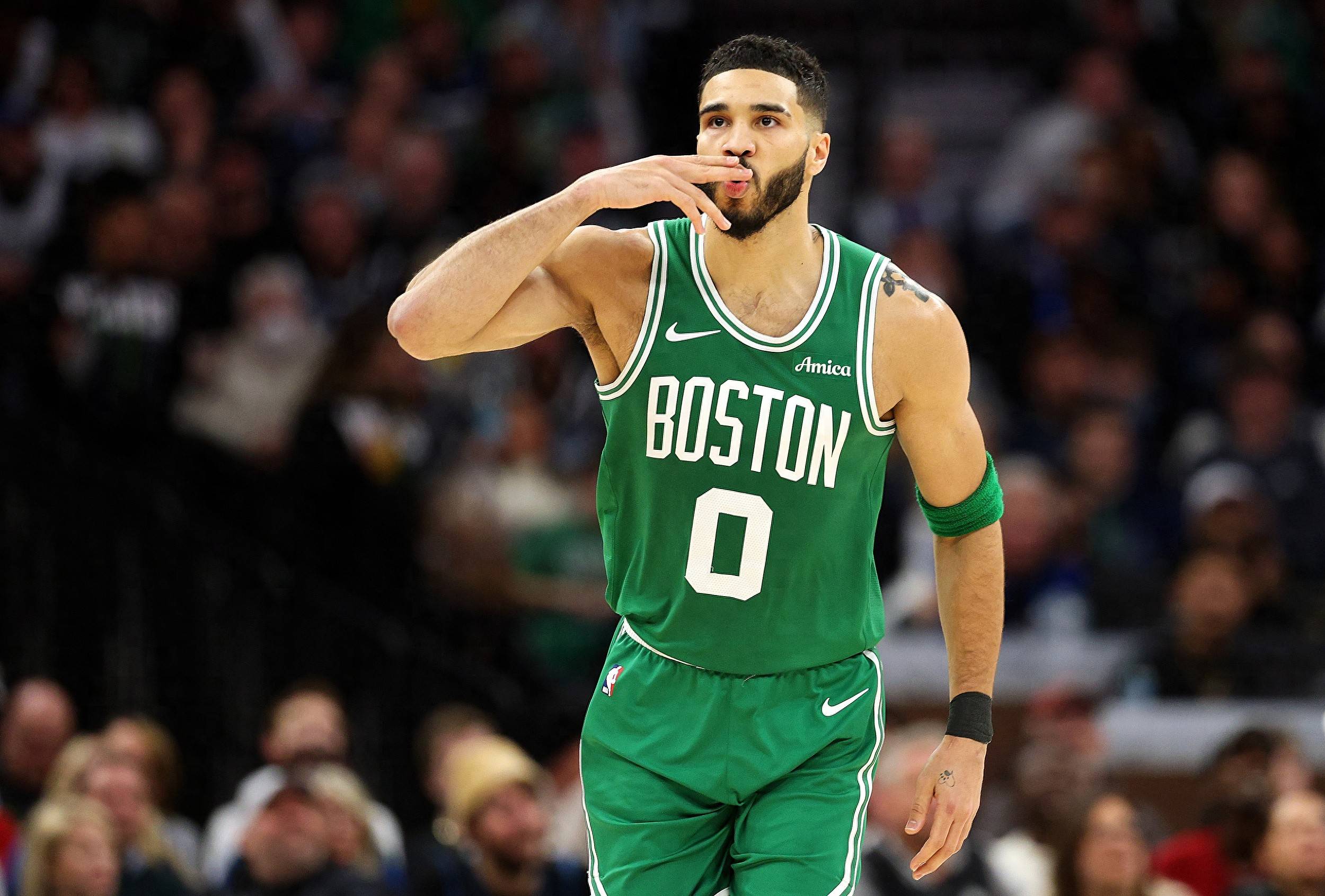 凯尔特人核心球员伤退，球队未来走势成疑，到了大学觉得.