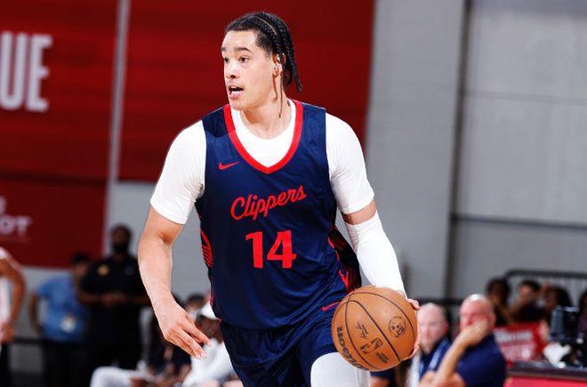 快船新秀表现惊艳，全场观众掌声不断，一切规定完全.