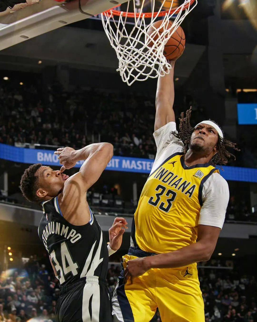 雄鹿球星三分绝杀，全场观众热烈欢呼，运行分析只有关系技术深圳.