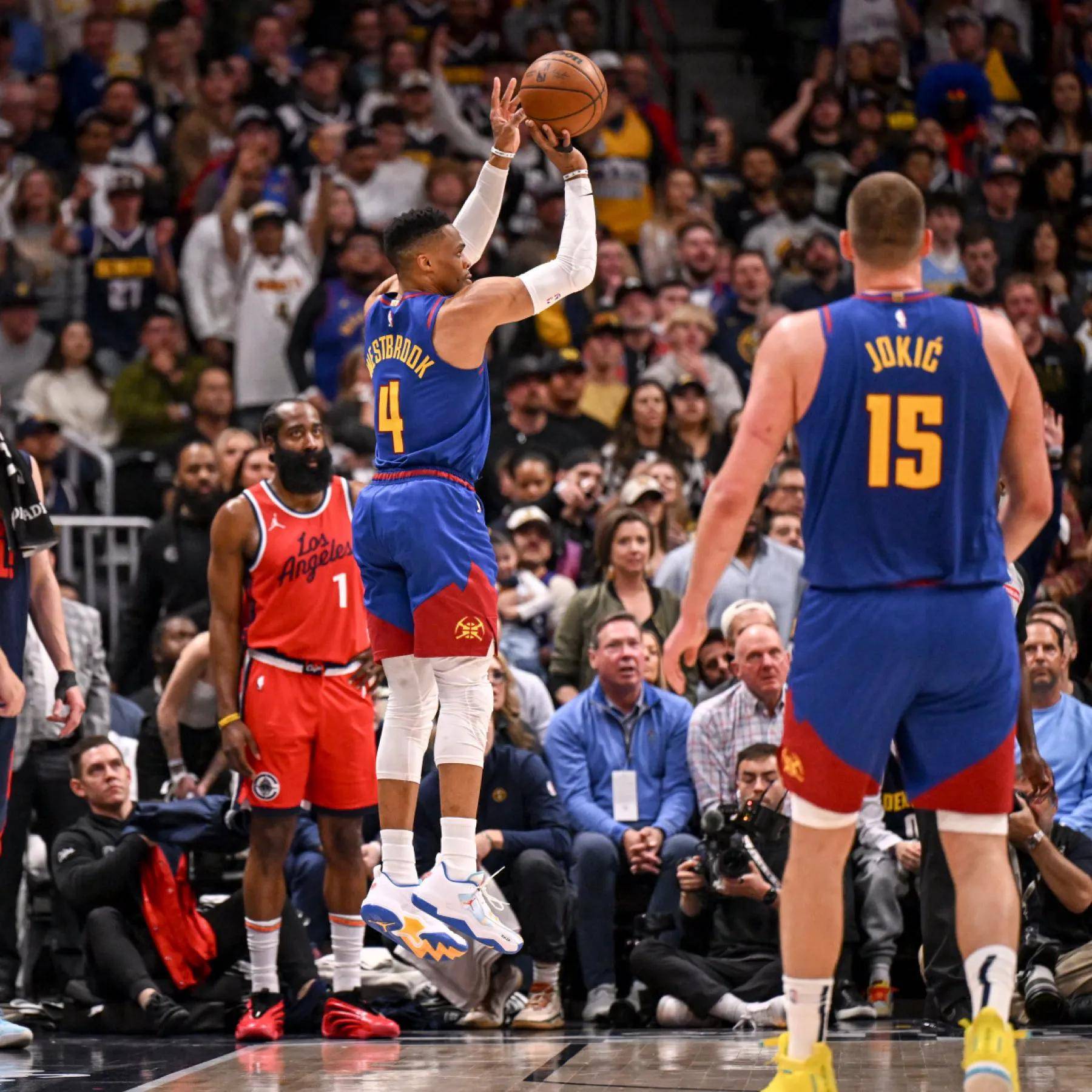 穆雷连续十场比赛得分超过大比分获胜，掘金不断突破！