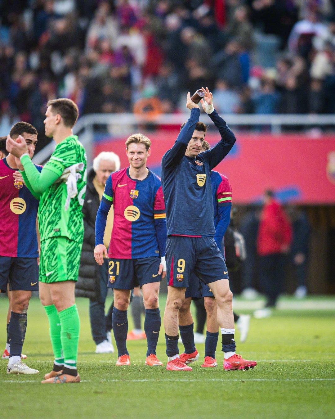 莱万多夫斯基重返赛场，反败为胜首场状态出色，塞尔维亚队观众沸腾！