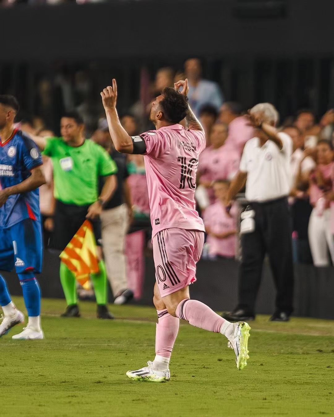 梅西重返赛场，夺冠首场状态出色，TES观众沸腾！