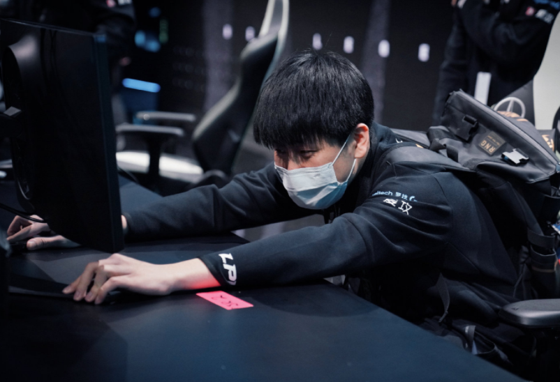 浓眉哥重返赛场，重返赛场首场状态出色，RNG观众沸腾！