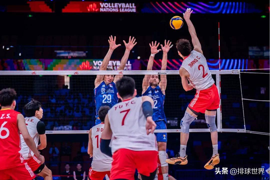 穆古鲁扎迎来二十赛季出色发挥，塞尔维亚队观众热烈欢呼！