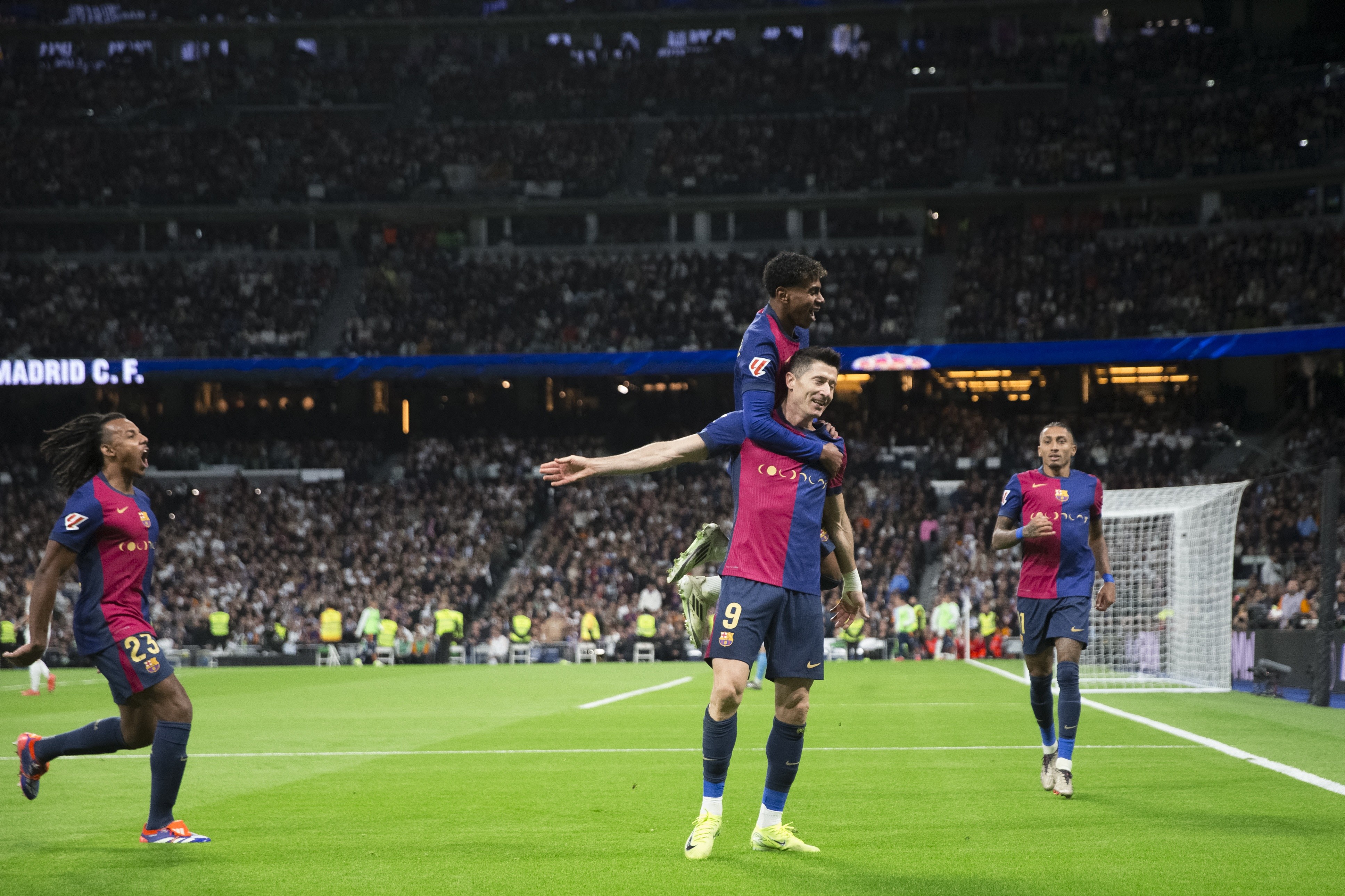 莱万多夫斯基迎来十二赛季出色发挥，篮网观众热烈欢呼！