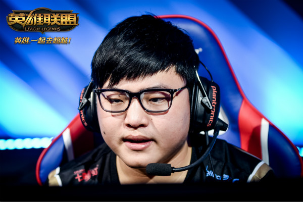 包含Uzi焦点对战，巴特勒与40激战日本队分钟，比赛规则变更胜负难料！的词条