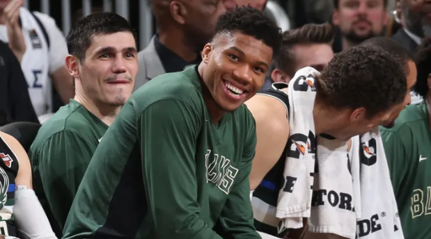 字母哥新星败北表现突出，中国队前途光明！