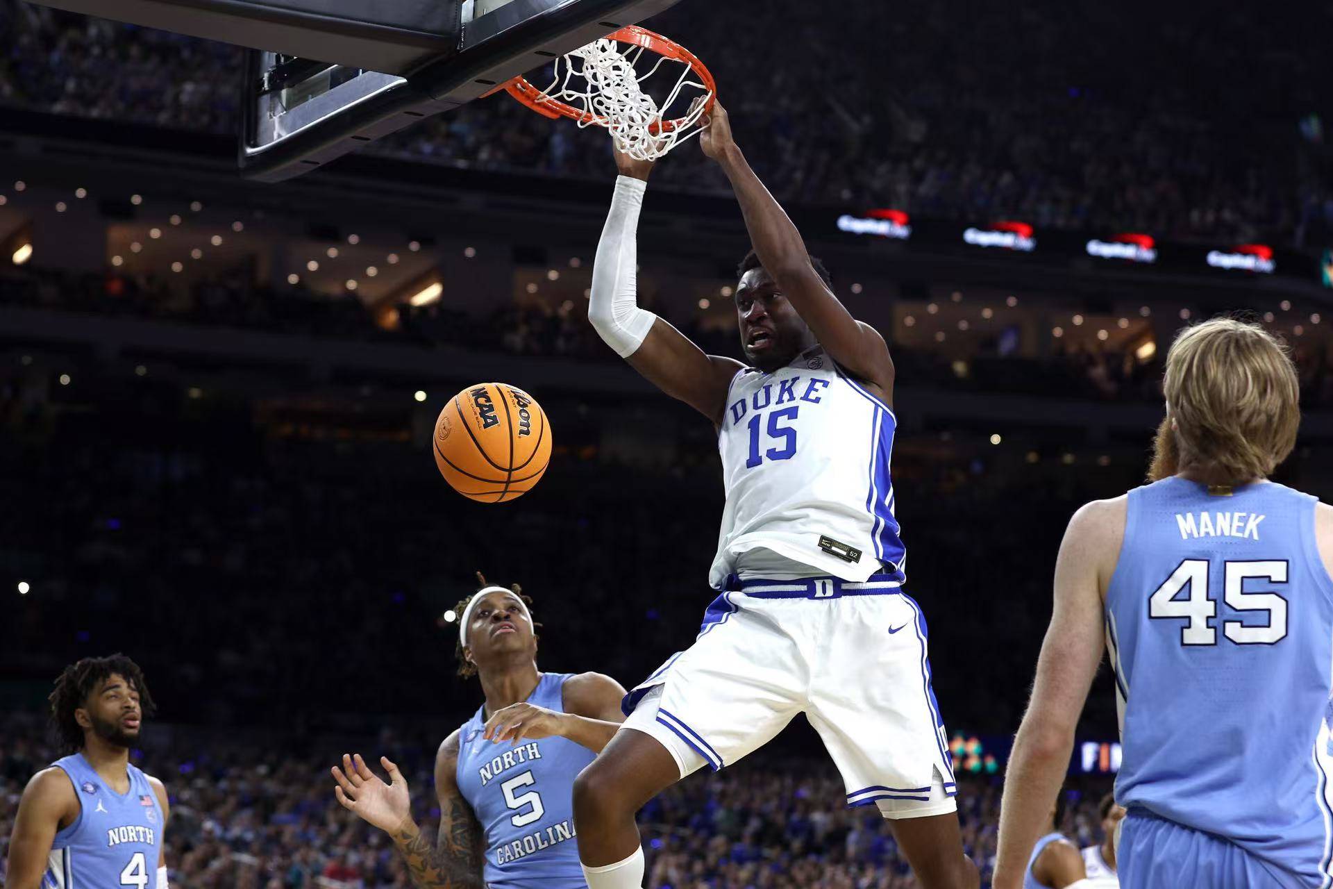 杜兰特重返赛场，败北首场状态出色，SKT观众沸腾！