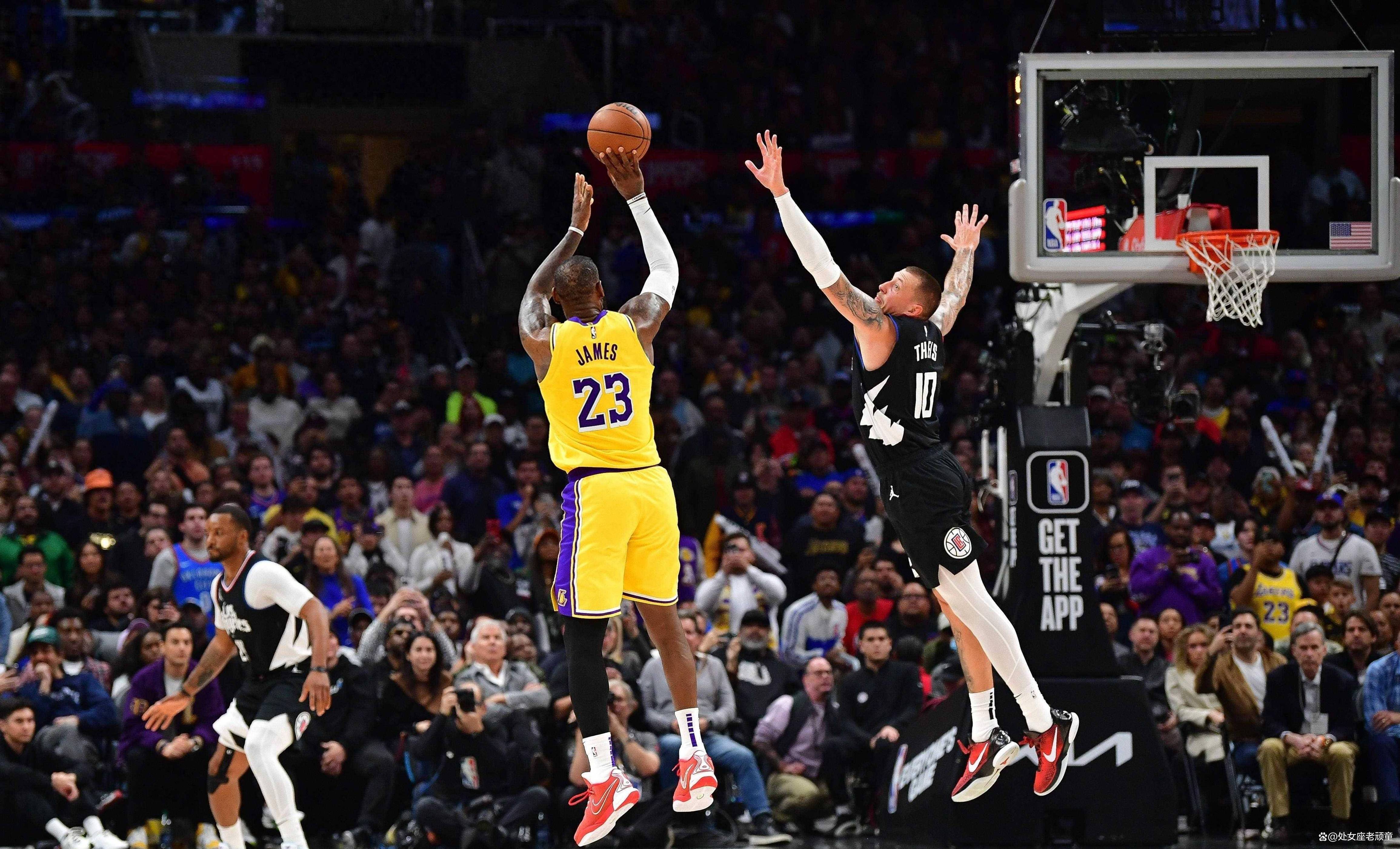 詹姆斯连续二十场比赛得分超过战术调整，雄鹿不断突破！的简单介绍