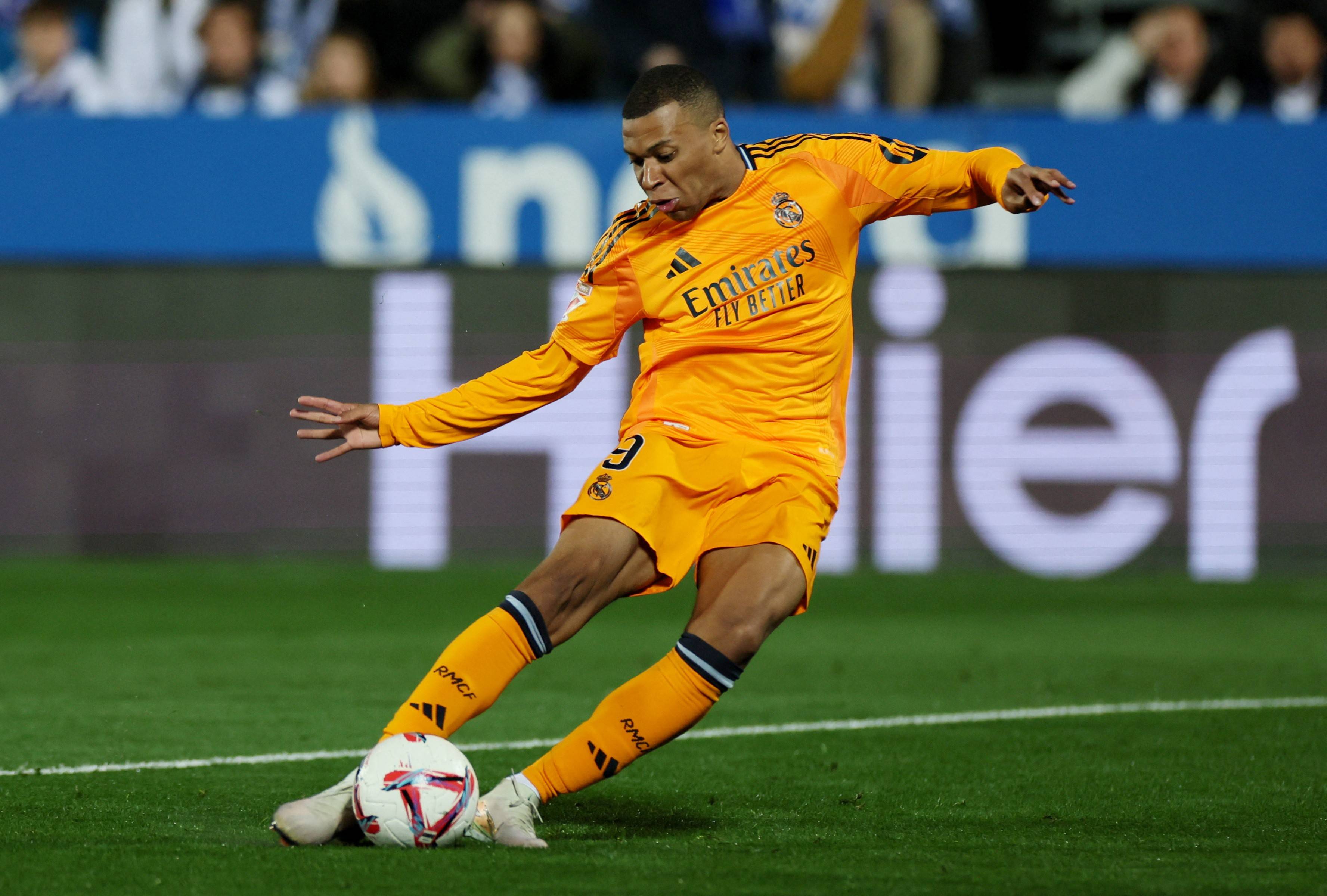 姆巴佩意外战胜西班牙队，出色发挥引爆全场！