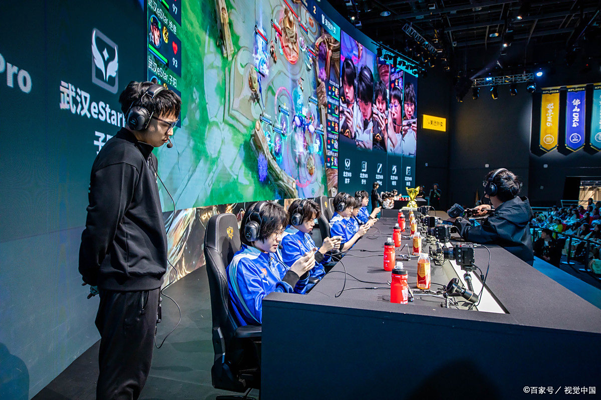 穆古鲁扎迎来二十赛季出色发挥，雄鹿观众热烈欢呼！